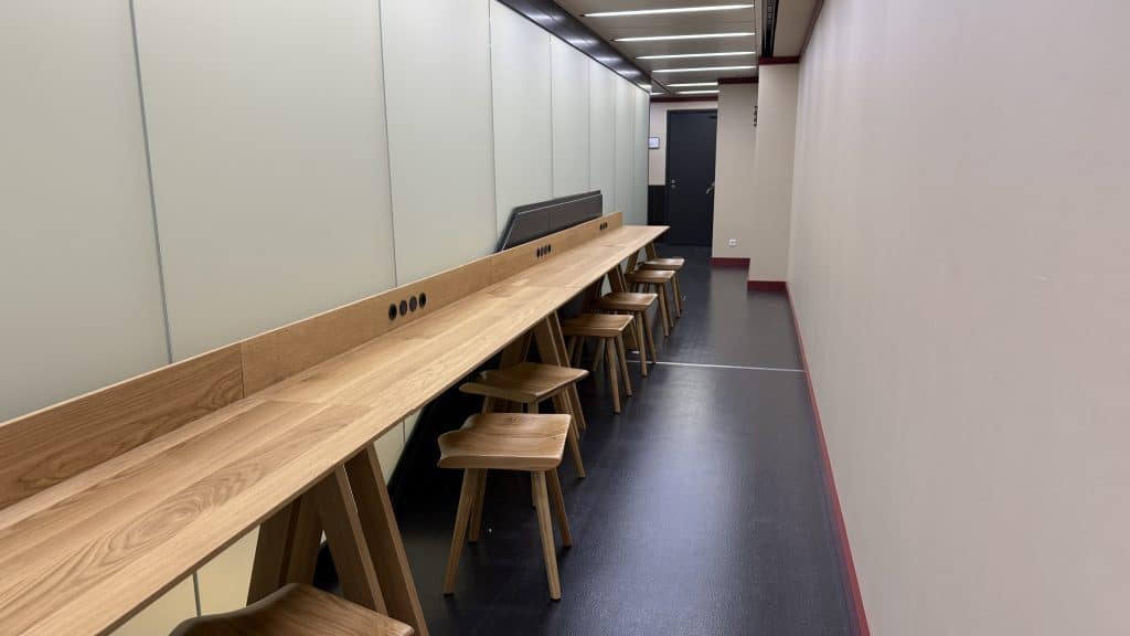 Austrian Lounge Wien Non Schengen Arbeitsbereich Langgezogener Tisch