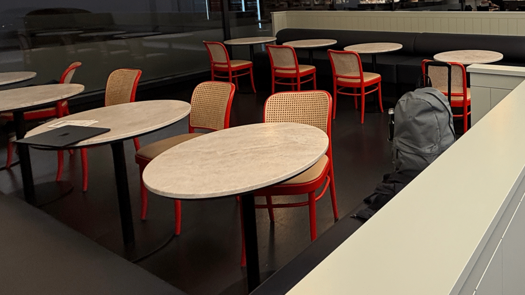 Austrian Lounge Wien Non Schengen Bestuhlung Mit Lokalem Flair