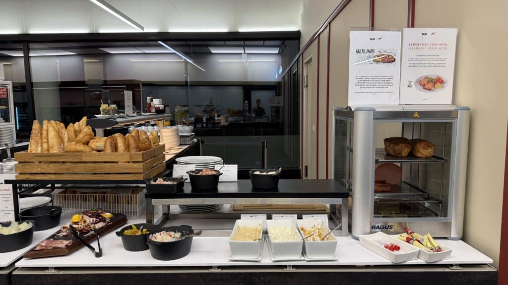 Austrian Lounge Wien Non Schengen Buffetbereich Mit Leberkaese