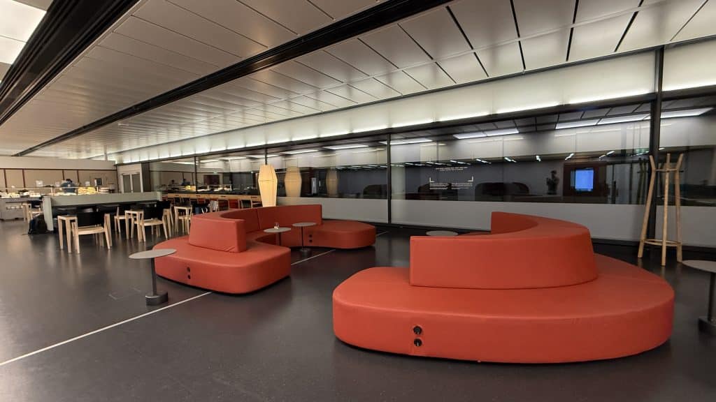 Austrian Lounge Wien Non Schengen Langgezogene Lounge