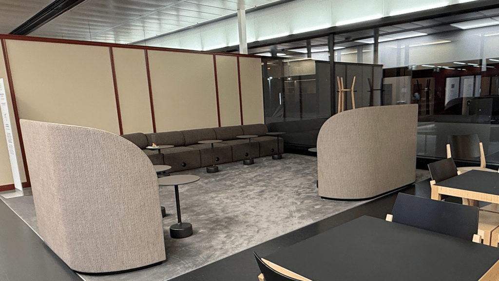 Austrian Lounge Wien Non Schengen Sessel Mit Beistelltisch