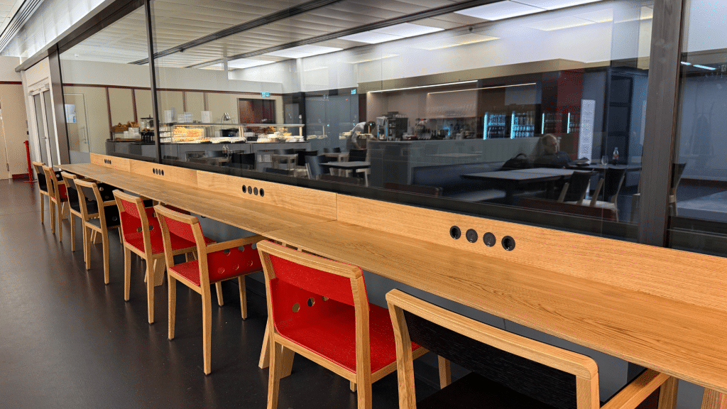 Austrian Lounge Wien Non Schengen Sitzplaetze An Der Fensterfront