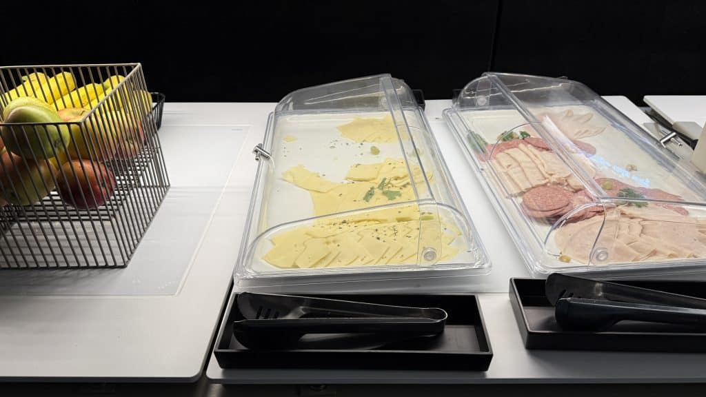 Austrian Lounge Wien Non Schengen Stueckobst Kaese Und Wurst