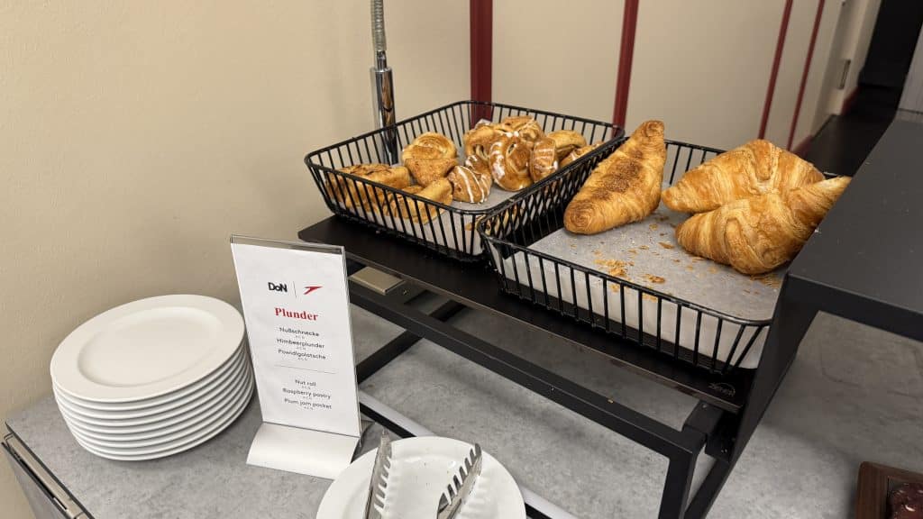 Austrian Lounge Wien Non Schengen Suesses Gebaeck