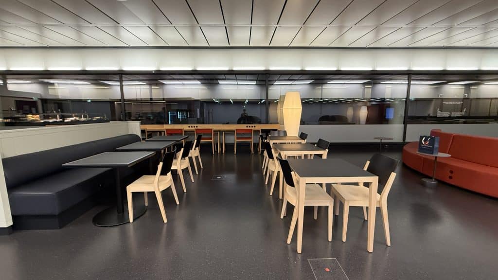 Austrian Lounge Wien Non Schengen Tische Und Stuehle Mit Panoramablick