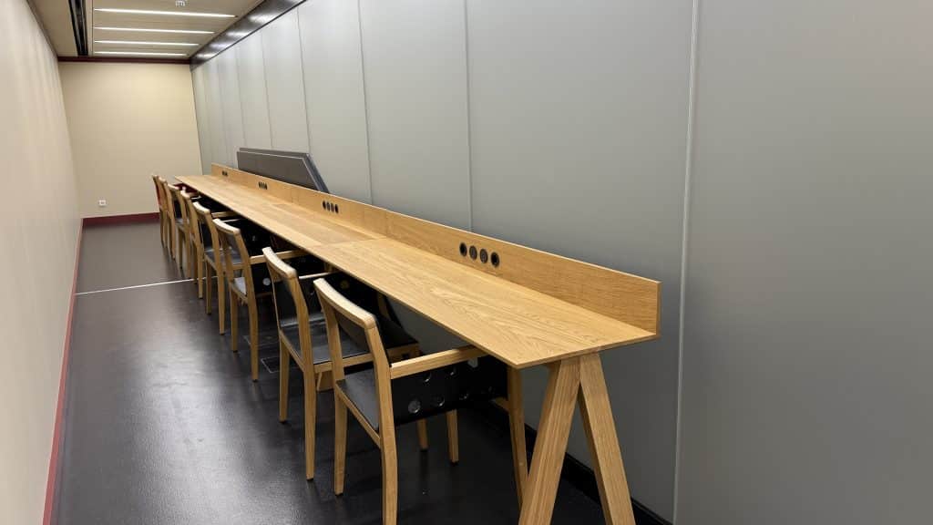 Austrian Lounge Wien Non Schengen Viele Lademoeglichkeiten Und Ausreichende Tische