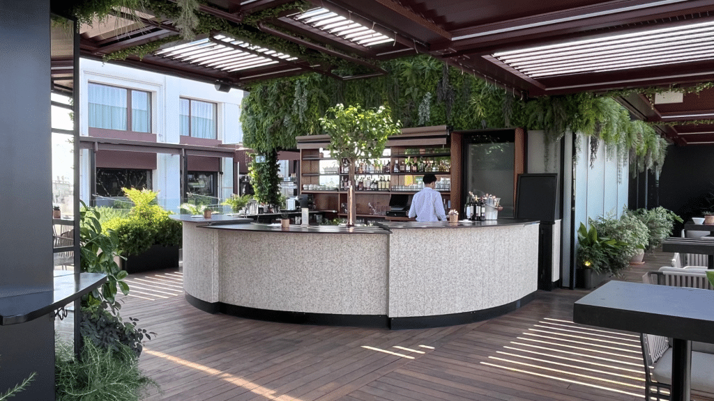 Thompson Madrid Schwankender Service