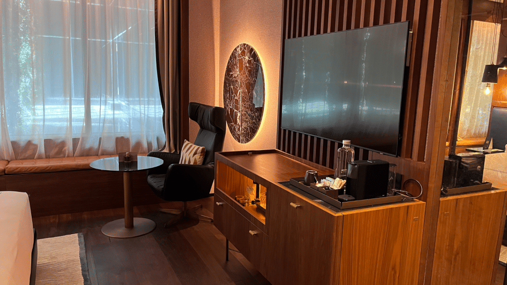 Thompson Madrid Sideboard Flat Tv Sessel Und Couchtisch