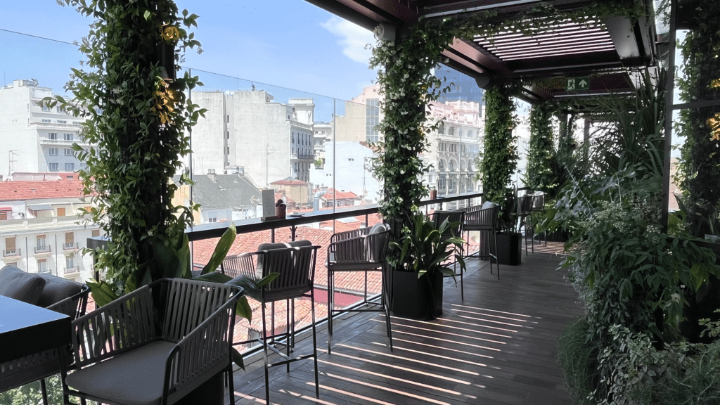 Thompson Madrid Viele Hochstuehle