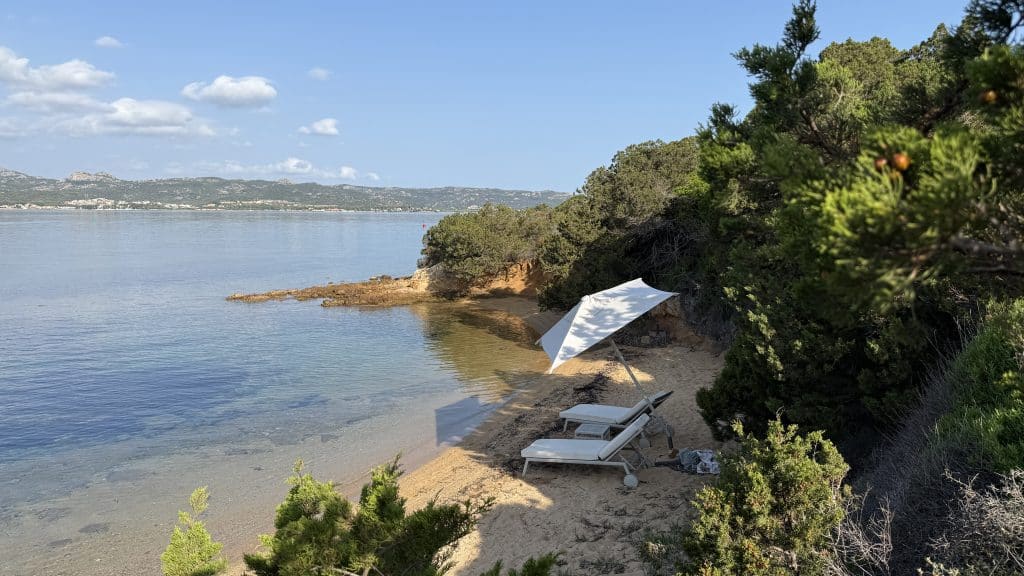 7pines Resort Sardinia Abgeschiedener Strand Mit Zwei Liegen Und Sonnenschirm