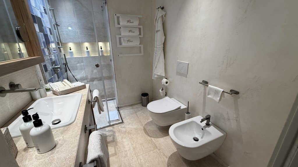 7pines Resort Sardinia Badezimmer
