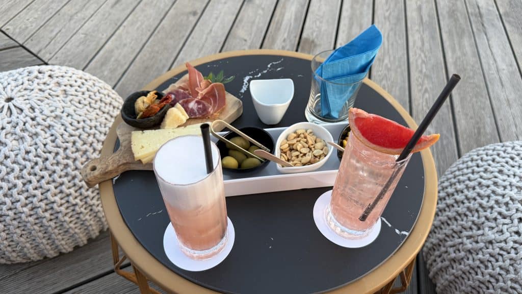 7pines Resort Sardinia Cocktails Mit Snacks Und Apero