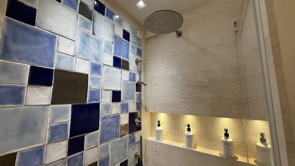 7pines Resort Sardinia Dusche