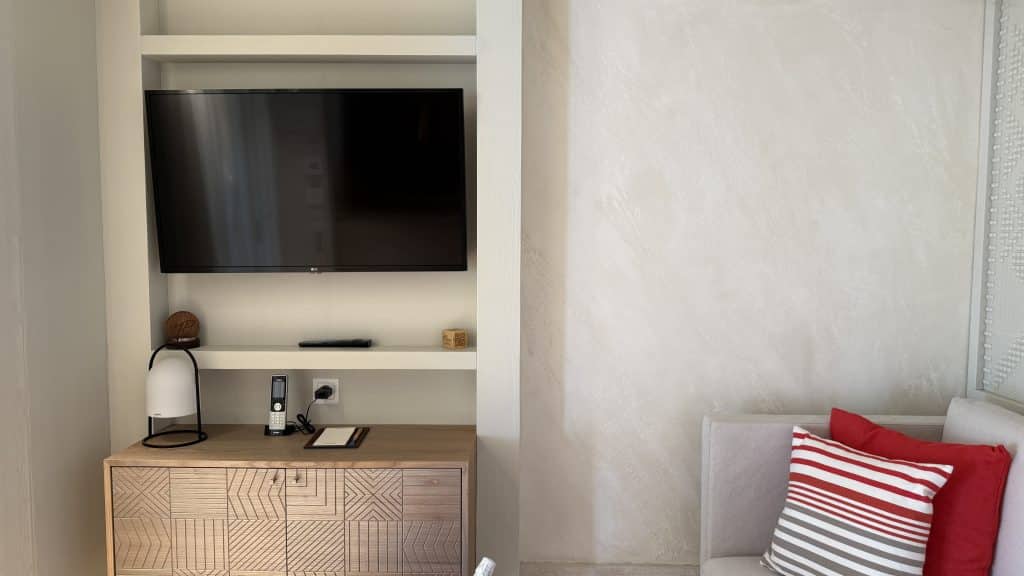 7pines Resort Sardinia Flachbildfernseher Ueber Kommode