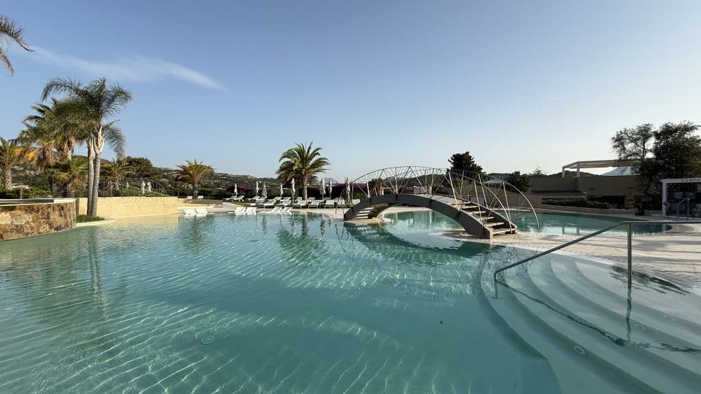 7pines Resort Sardinia Geschwungener Pool Mit Bruecke