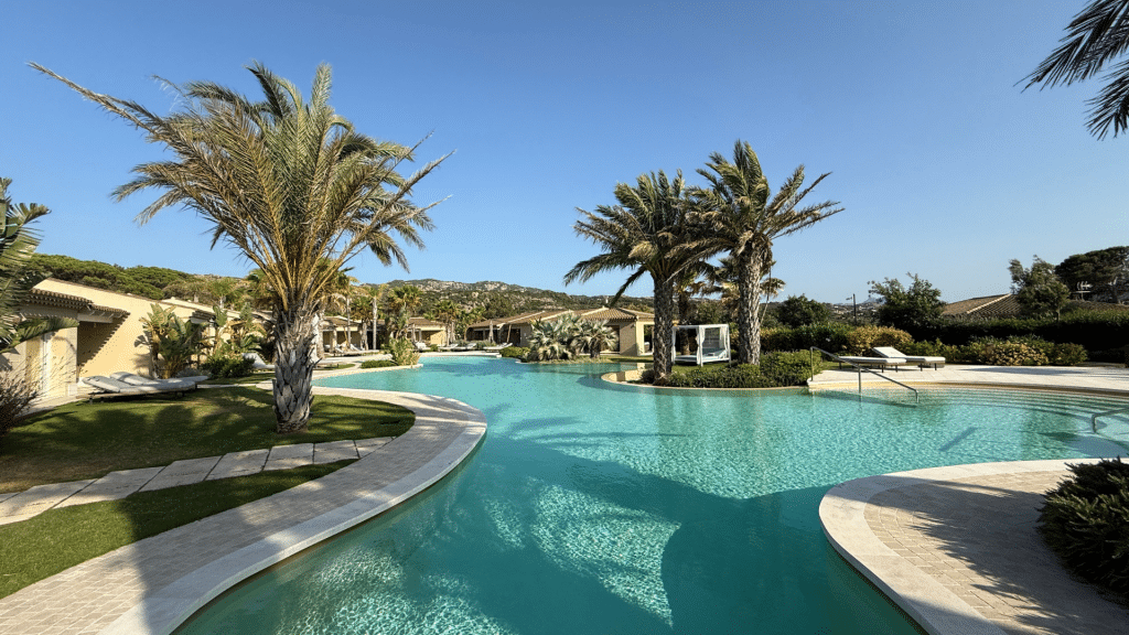 7pines Resort Sardinia Lagunenpool