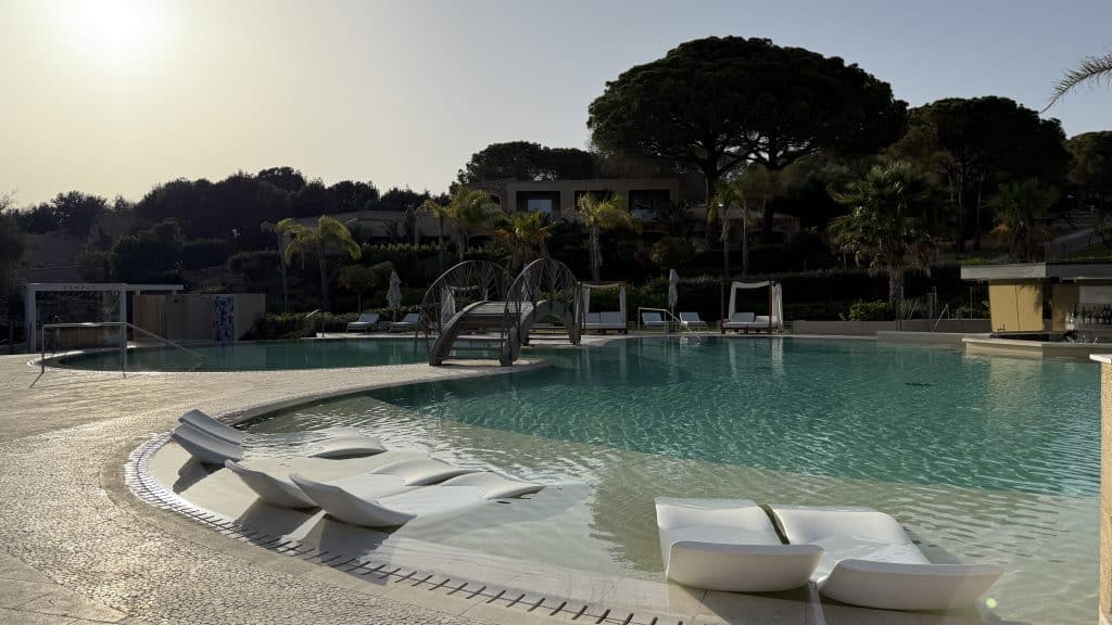 7pines Resort Sardinia Liegen Im Wasser