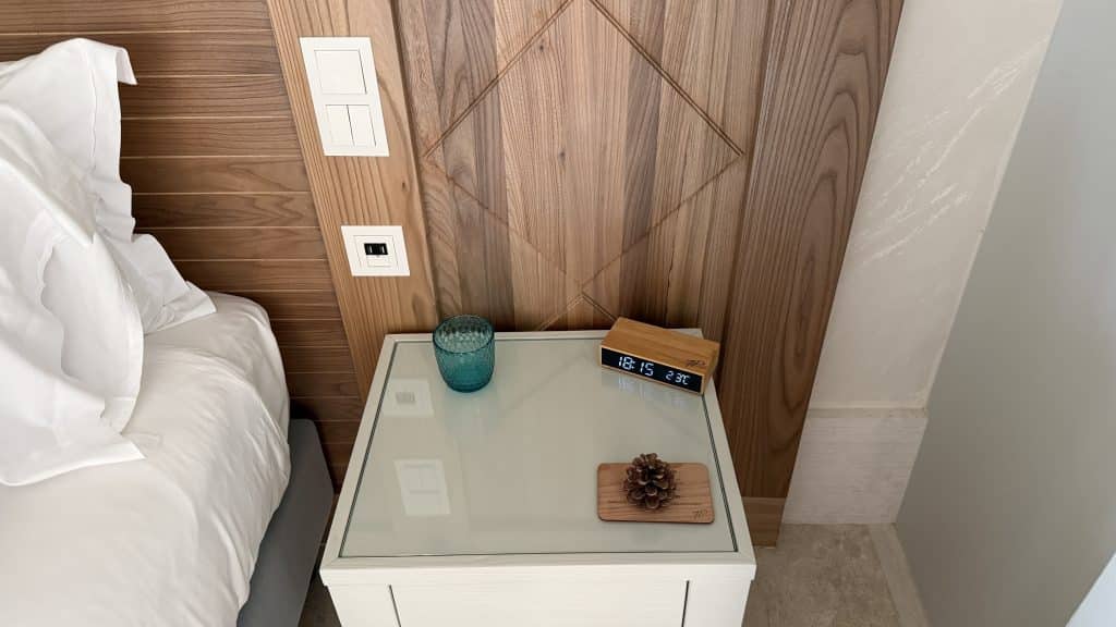 7pines Resort Sardinia Nachttisch