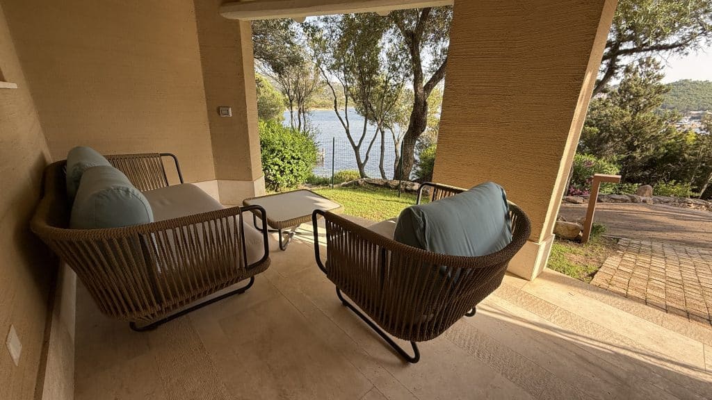 7pines Resort Sardinia Terrasse Am Eingang