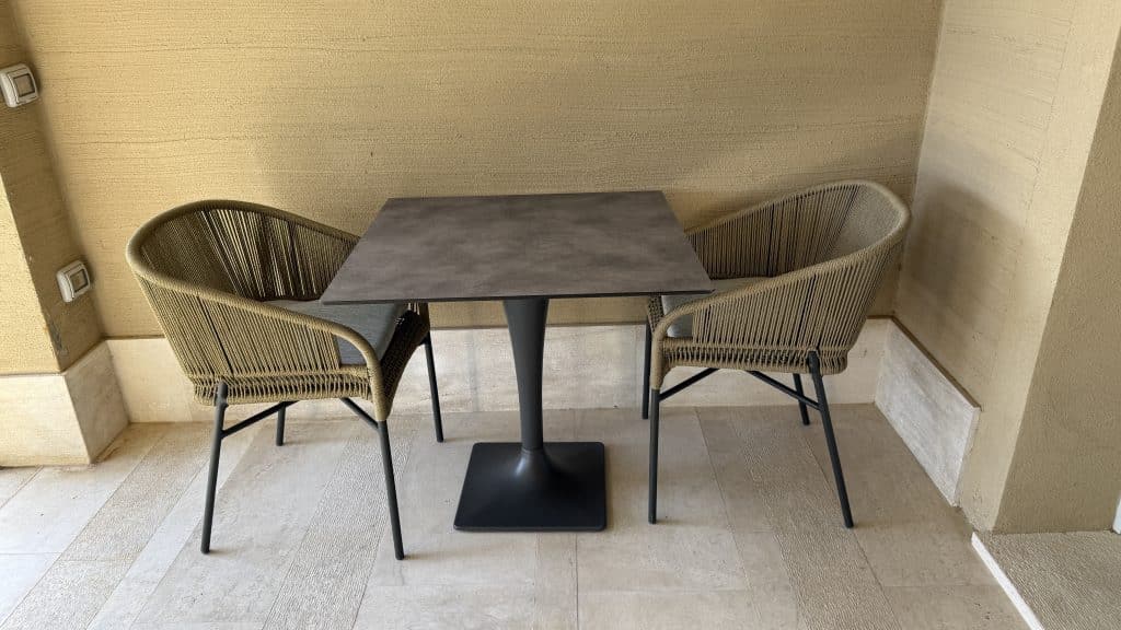 7pines Resort Sardinia Tisch Mit Zwei Stuehlen