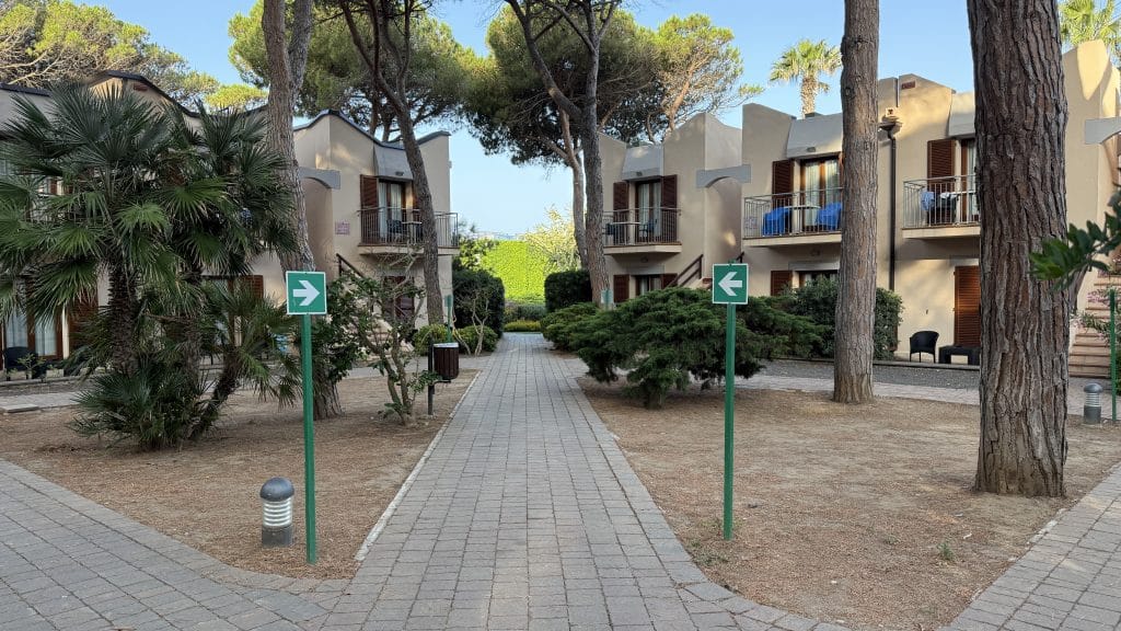Hotel Corte Rosada Alghero Kleinere Haeuser Eingebettet In Pinienwald
