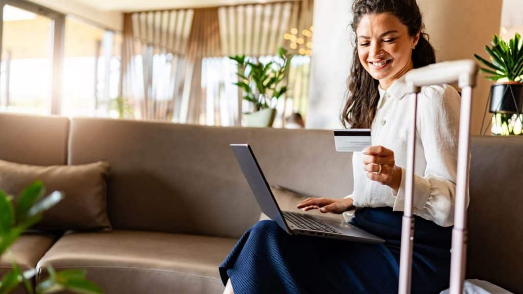 Junge Frau Nutzt Kreditkarte Reisen