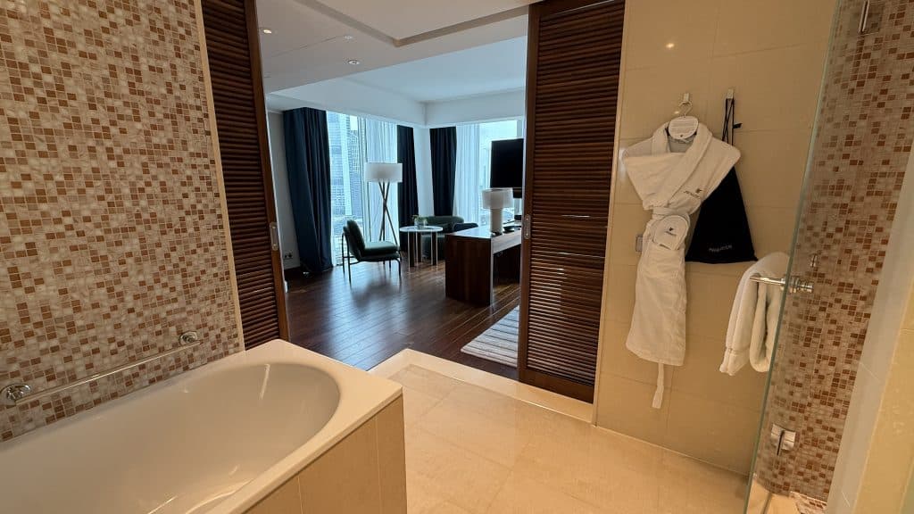 Jw Marriott Frankfurt Badezimmer Mit Zwei Holzwaenden