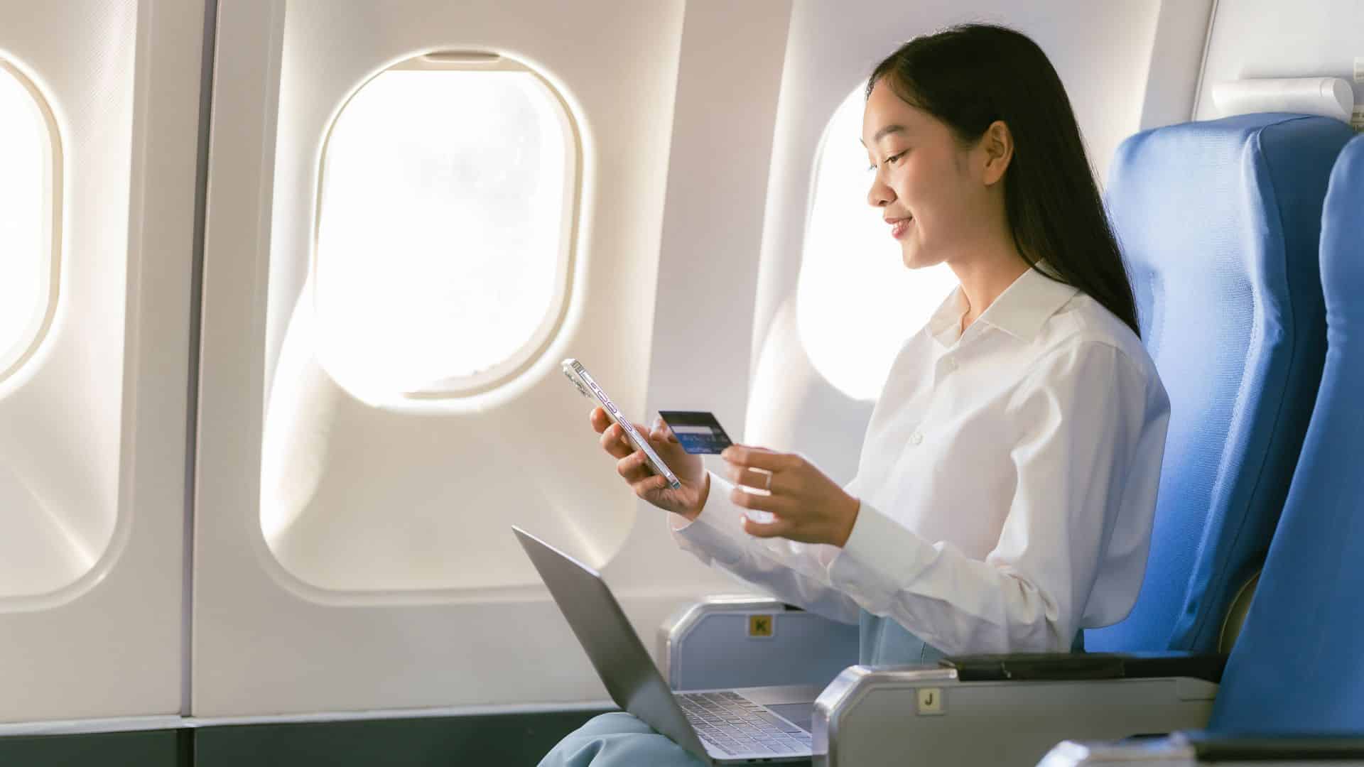 Kreditkarte Meilen Sammeln Flugzeug Junge Frau