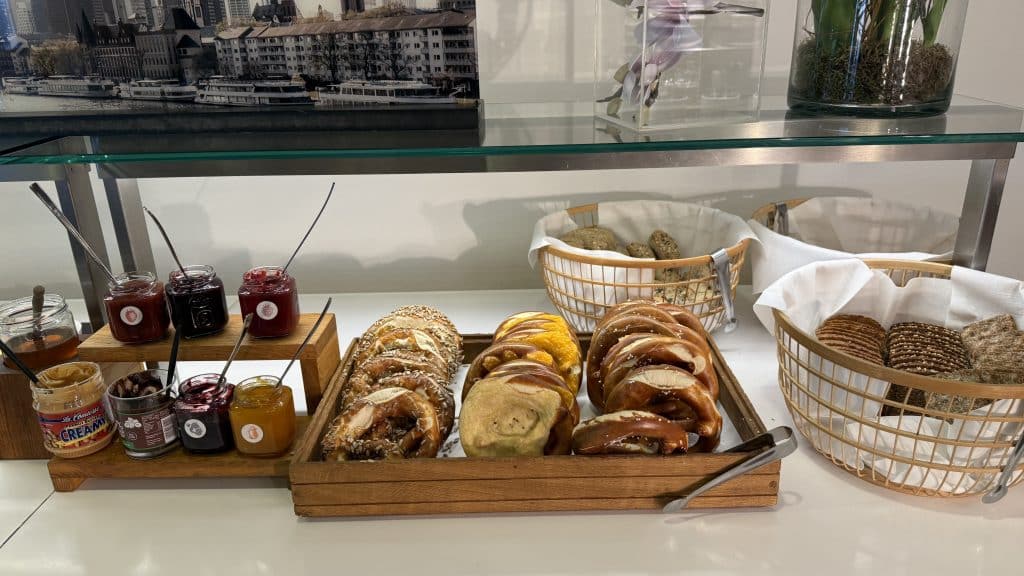 Lufthansa Senator Lounge Frankfurt B Backwaren Und Aufstriche