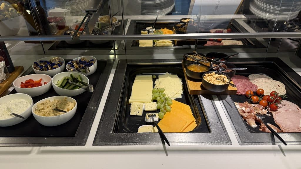 Lufthansa Senator Lounge Frankfurt B Kaese Wurst Chutneys Gemuese