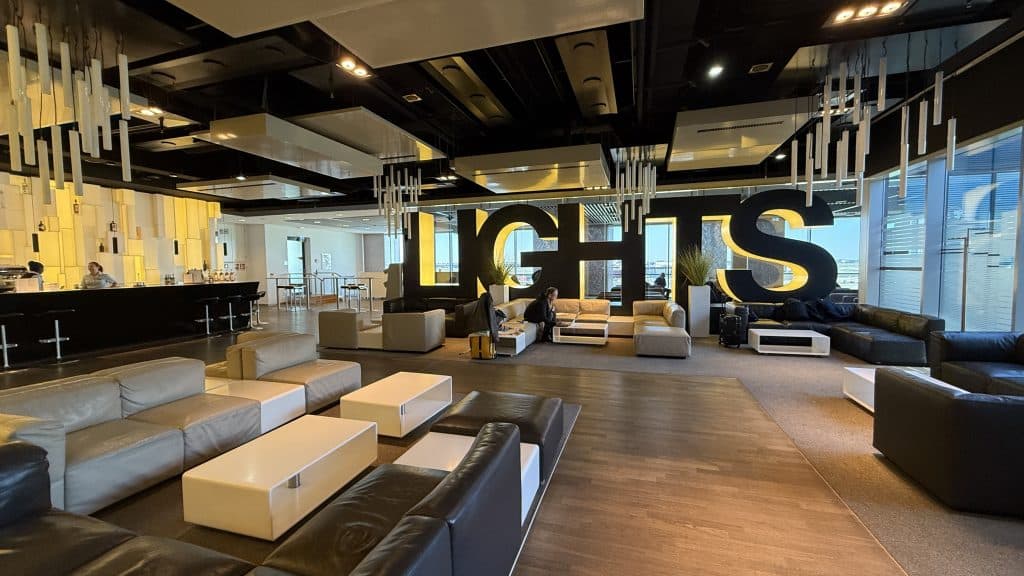 Lufthansa Senator Lounge Frankfurt B Lights Zeichen