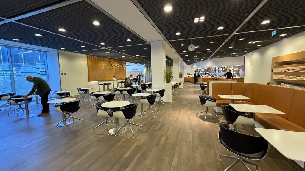 Lufthansa Senator Lounge Frankfurt B Zahlreiche Tische Mit Stuehlen