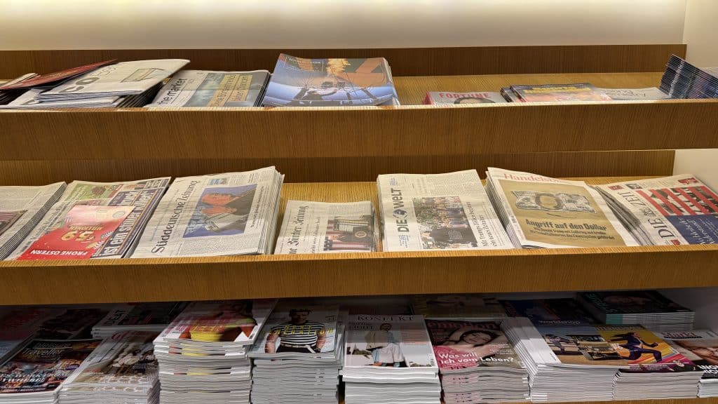 Lufthansa Senator Lounge Frankfurt B Zeitungen