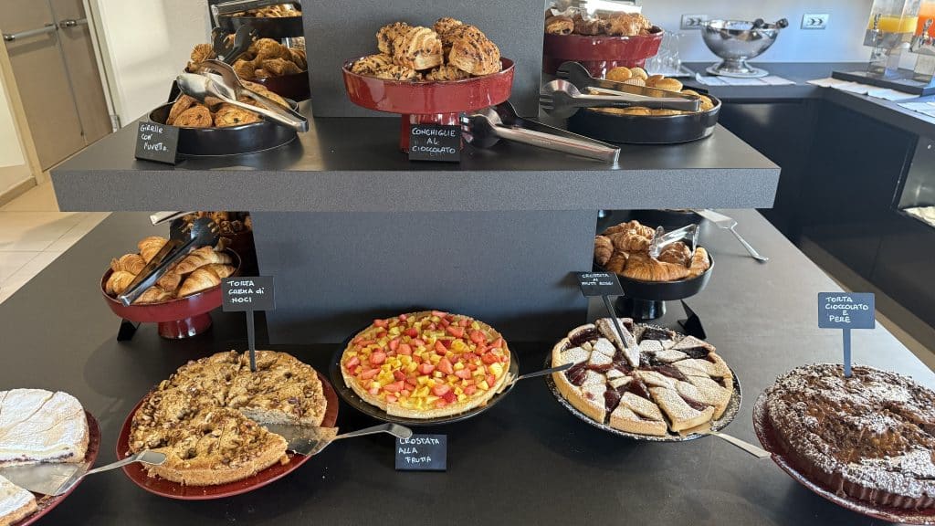 Ma Ma Grand Hotel Resort La Maddalena Suesses Gebaeck