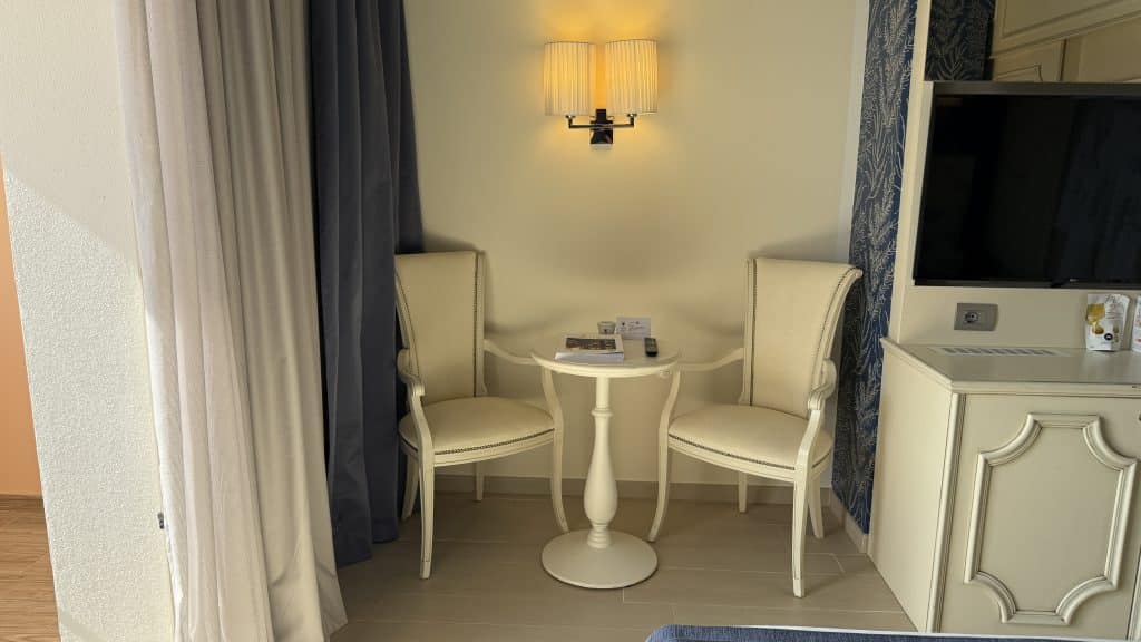 Ma Ma Grand Hotel Resort La Maddalena Zwei Stuehle Mit Tisch