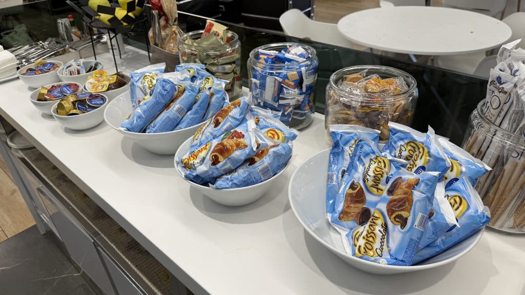 Prima Vista Lounge Cagliari Abgepackte Snacks
