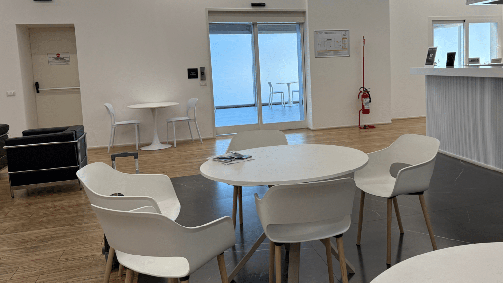 Prima Vista Lounge Cagliari Tische Mit Stuehlen Und Sessel