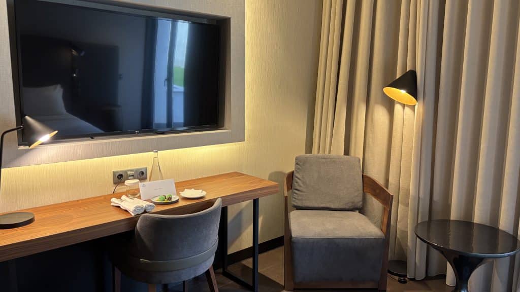 Hilton Porto Gaia Schreibtisch TV