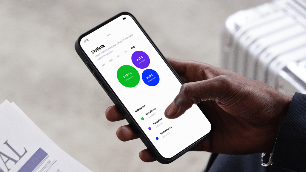 Mann haelt Handy mit Trade Republic App, auf der eine Statistik zu sehen ist, in der Hand