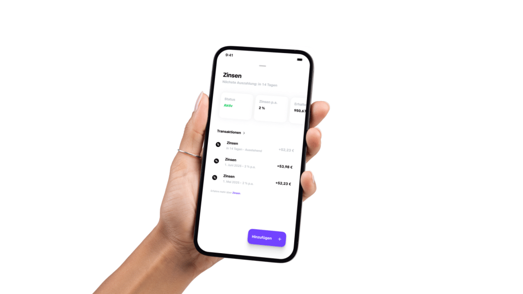 Frau haelt Handy mit Trade Republic App, in der man Zinsen sieht, in der Hand