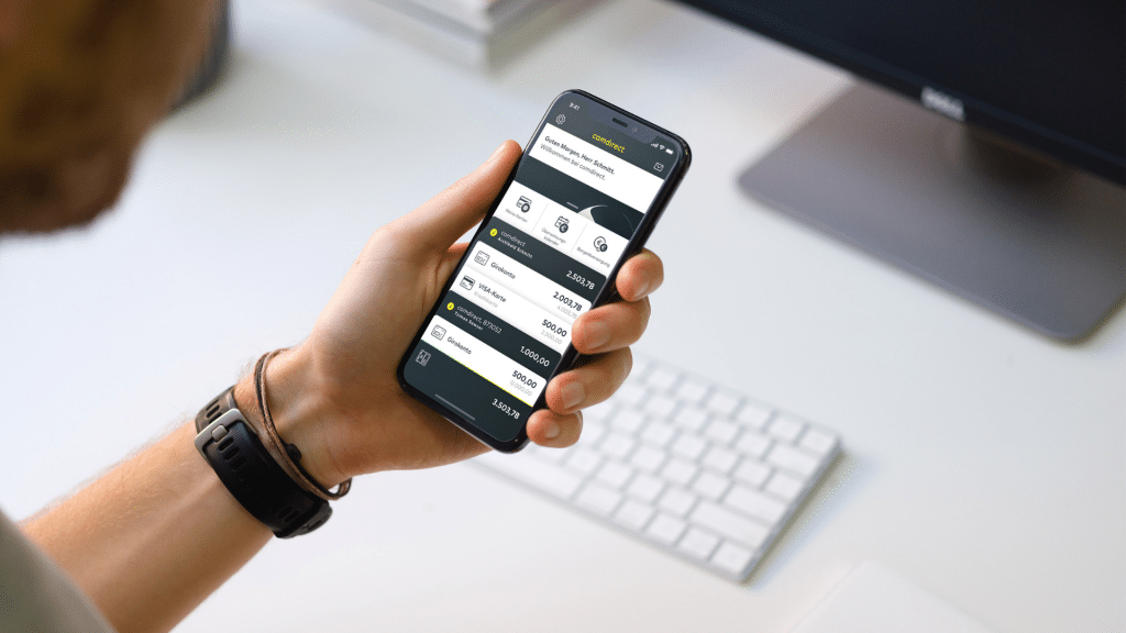 Mann haelt Handy mit comdirect App in der Hand