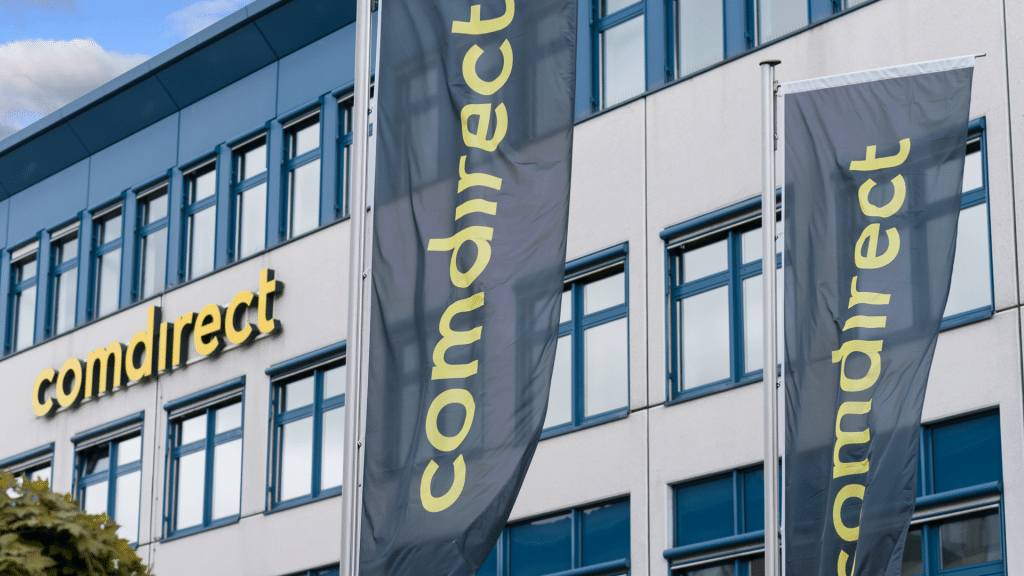 Comdirect Gebaeude mit grossen comdirect Flaggen