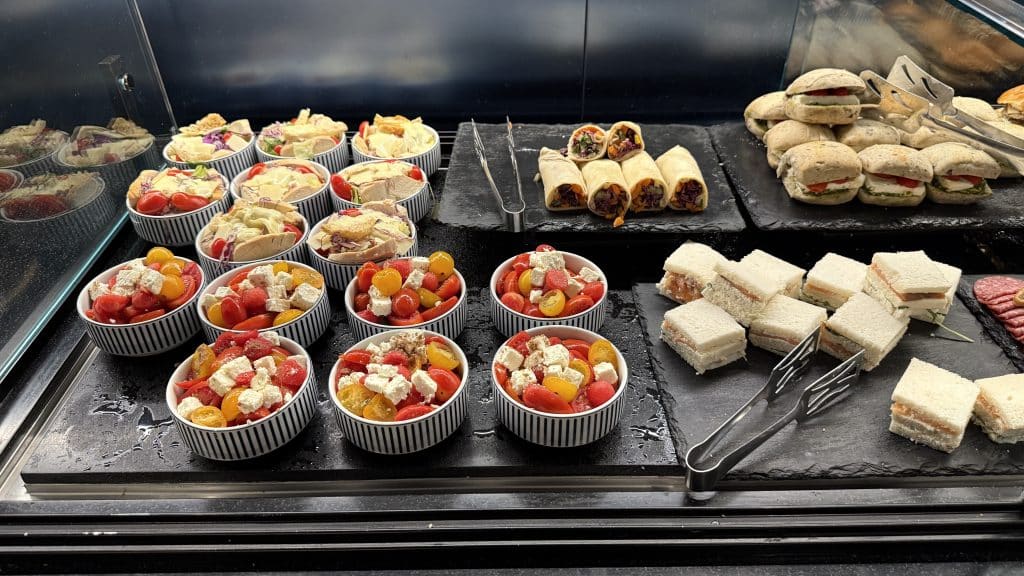 Aegean Business Lounge Non Schengen Athen Salat