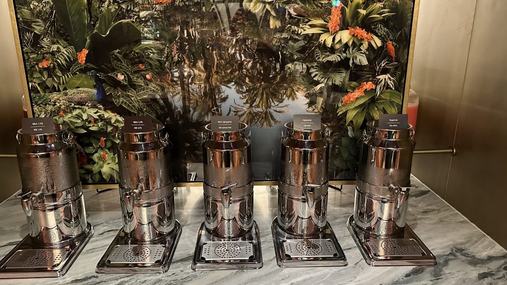 Conrad Hamburg Greta Oto Fruehstueck Milchauswahl