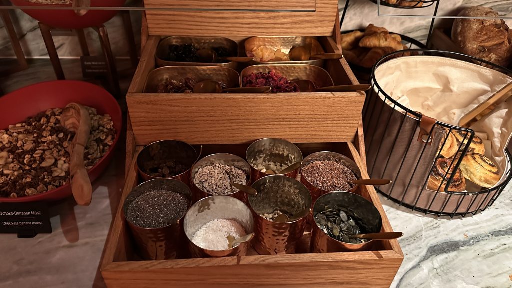 Conrad Hamburg Greta Oto Fruehstueck Nuesse Topping