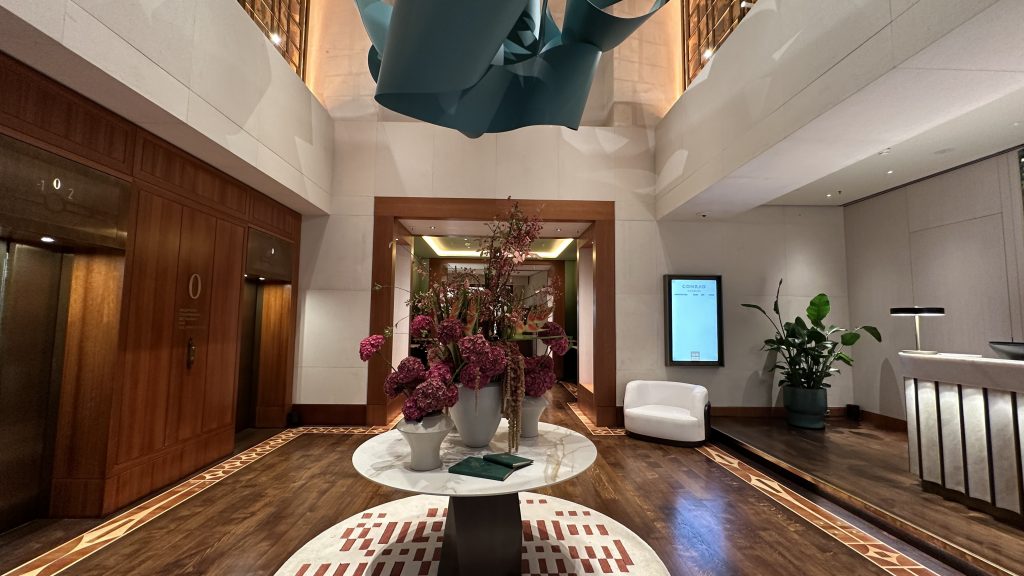 Conrad Hamburg Hotel Eingang Strasse