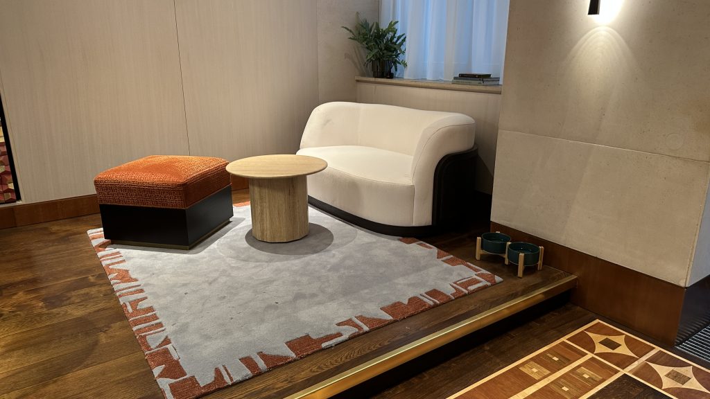 Conrad Hamburg Hotel Eingang Strasse Sitzgelegenheit