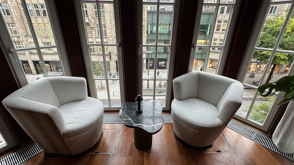 Conrad Hamburg Hotel Greta Oto Bar Sessel Ausblick Strasse
