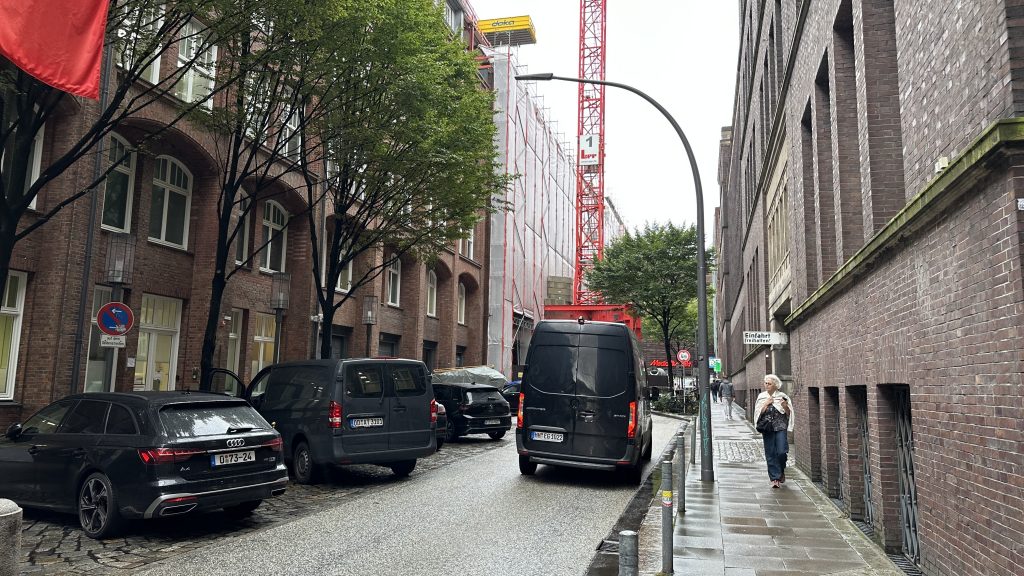 Conrad Hamburg Hotel Lage Strasse Haupteingang