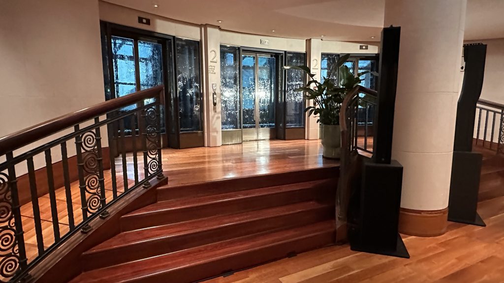 Conrad Hamburg Hotel Rezeption Eben Fahrstuehle Zimmer